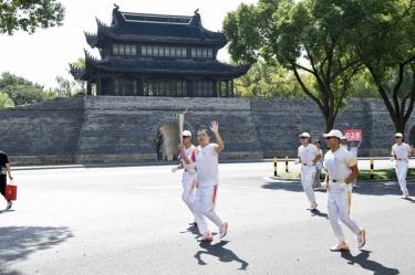 笑脸与热情刷屏！这名火炬手是雅博app官方入口人！